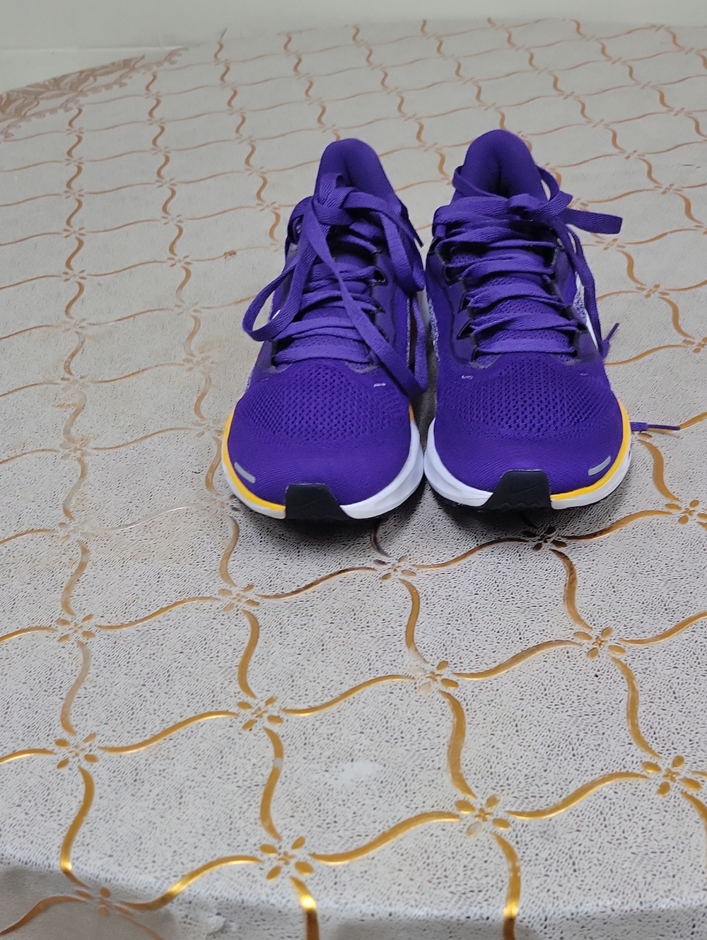 TenisNike Women's Purple Running Sneakers with Yellow Accent
